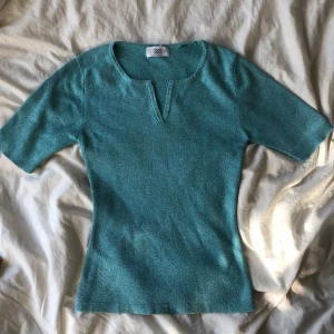 Ljusblå glittrig topp! - Sjukt snygg topp som glittrar, sitter ganska tight och har en liten v-Neck. Kliar inte alls! 