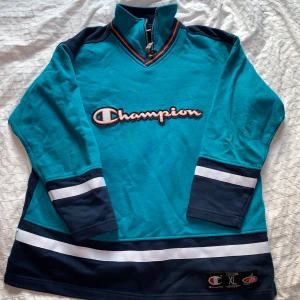 Vintage champion sweatshirt - Vintage sweatshirt från champion, i barn XL. Passar XS och S utan att vara för tight. Lite nopprig på det ljusblå och på loggan men jag tycker den fortfarande är snygg, stör mig inte så mycket på det. Köpt på Humana. Brukar ha den med kragen nervikt.