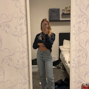Levi’s byxor - Säljer min superfina högmidjade Levi’s byxor som är i bra skick! Modellen av byxorna är ”Ribcage straight”. Köpte dom för 1250kr. Buda i kommentarerna!🤩🦋✨