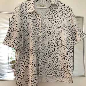 Skjorta - Skjorta från gina som aldrig kommit till användnings! Storlek 40 men sitter snyggt på dem som är 36 och 38 också! 