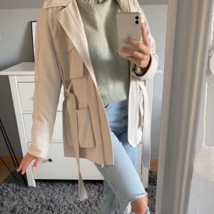 Beige jacka  - Superfin jacka i strl 34, nästan aldrig använd så i väldigt bra skick. Köpare står för frakt 🤍🤍