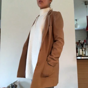 Kavaj/jacka - Sjukt snygg Kavaj/jacka från hm som inte kommer till någon användning längre. Storlek 36 men passar också 38! Använd Max 5 gånger. 🦄