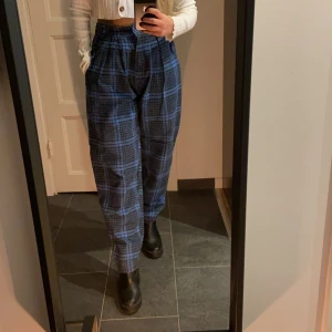 Rutiga vintage byxor - Min mormors gamla rutiga byxor som är supernice och i bra skick✨✨ Jag har storlek S men står ingen närmare storlek.