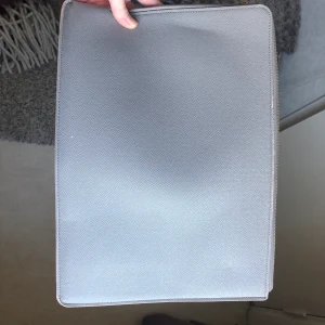 Snyggt datorfodral - Såå snyggt datorfodral från Printwork i en beige/grå färg. 