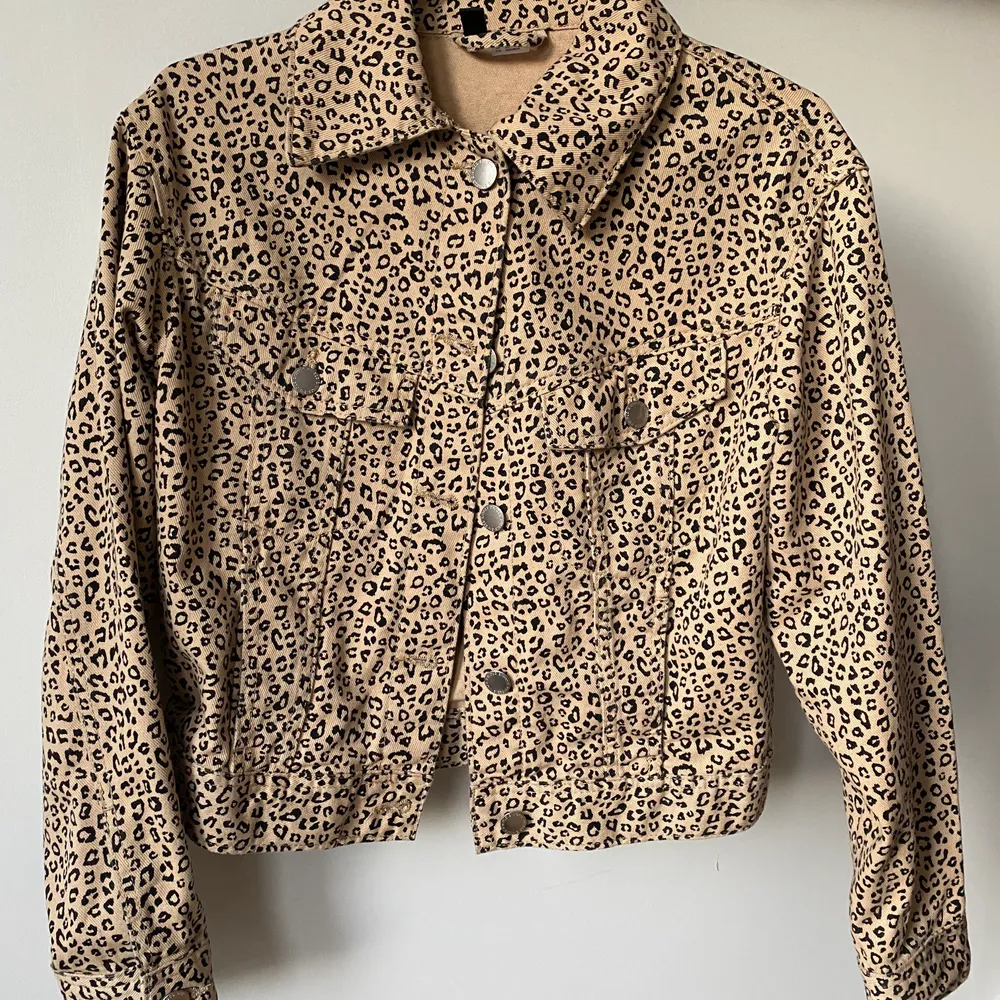 Leopardmönstrad jeansjacka från H&M med silverknappar. Nyskick endast använd 1-2 gånger.  Kampanj: KÖP 3 BETALA FÖR 2. Jackor.
