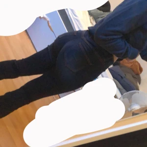 Mörkblåa utsvängda jeans från Fashon Nova - Köpte dem för 400kr, Jeansen är helt oanvända, ändats testat när jag fick hem dem. Sitter fint i rumpan, passar både storlek S och M, säljer pga att jag aldrig använt dem. STÅR EJ FÖR FRAKT