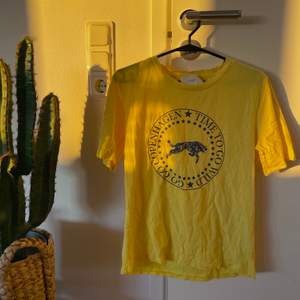 En t-shirt i en härlig gul färg från märket JUST. Strl S. Rymlig i storleken. OBS!!! Fraktkostnad kan ändras vid köp av plagg (beroende på ifall en större påse behövs)