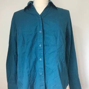 Blå skjorta - Blå skjorta i nyskick! Aldrig använd och i storlek 38, passar även mindre storlekar om man vill ha en oversized look!