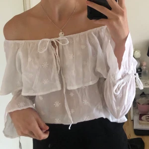 Blus - Jättefin blus från nelly, använd två gånger, behöver strykas så är den så gott som ny. Storlek s