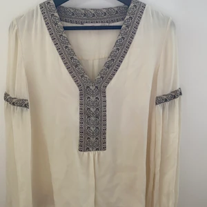 Tory burch blus - Super fin blus från tory burch, storlek 2 skulle säga att den motsvarar XS-S, säljer pga använder inte längre. Köpt för 3800kr. Köparen står för frakten
