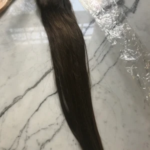 Löshår - Clip on set !50cm  helt nytt äkta löshår i färgen ”Chocolate Brown”säljes pga fel köp av färg! medföljer och även en ny speciell kam till löshår🥰