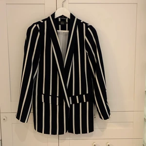 Randig kavaj - En lite oversized kavaj i storlek 34. Aldrig använd så i ett väldigt bra skick!! Den är blå med vita streck💕❤️ 200kr + frakt!