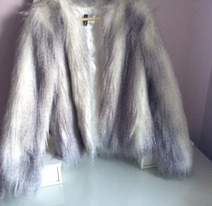  - Sjukt snygg och mysig pälsjacka (fake ofc) som tyvärr aldrig kommit till användning! Man knäpper jackan med hjälp av 5 hylsor. Jackan har 2 funktionella fickor i sidan.