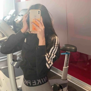  - säljer min adidas kofta för 300 då nypris är 500!! använt den typ 2 gånger max!! köparen står för frakten(: