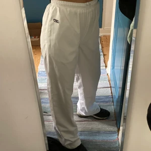Reebok byxor strl S - Ett par vita prasselbyxor från Reebok i storlek S! Köpta second hand i nyskick, och jag har knappt använd dem då de inte passar min stil. Jag kan mötas upp i Uppsala eller så betalar köparen för frakt! 🥺
