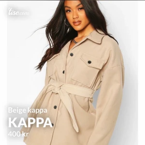 Begie kappa - En ganska populär och jättefin beige kappa från boohoo i storlek 38, nu finns det inga storlekar kvar. Lappen finns fortfarande på😊 Skriv om fler frågar & funderingar
