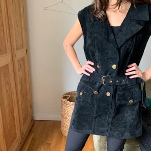 Mockaklänning i storlek 42 - Cool vintage moccaklänning i äkta läder. Perfekt skick! Längd 86cm Stuss: 52cm Bröst: 50cm. Finns i Stadshagen. Kan mötas upp i Sthlm eller skickas mot fraktkostnad.