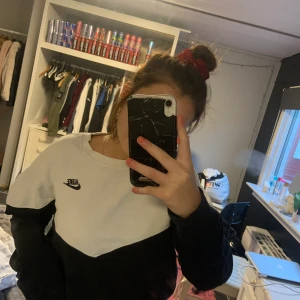 Nike tröja  - En jätte fin Nike tröja som jag älskar men den kommer inte lika mycket till andvändning längre!