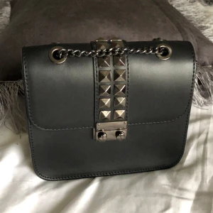 Valentino inspirerad väska - En otroligt fin valentino inspirerad väska. 