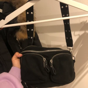 Väska - Svart väska som är väldigt rymlig, köpt i Gina Tricot för ca 1 år sedan och använd några gånger.