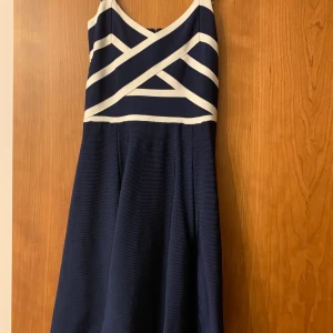 Guess klänning  - En Guess klänning i bandagematerial, storlek xs 