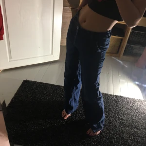 Lågmidjade - Säljer dessa mellan/låg midjade jeansen, passar ungefär W25. Jag är 168cm