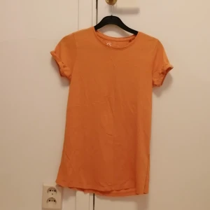 Orang t-shirt stl. Xs - Orange t-sirt stl. Xs, från New Yorker. Den är för liten för mig nu och inte mycket använd. 