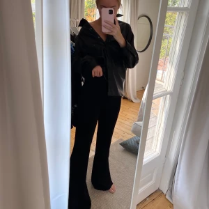 Kostym byxor - Säljer ett par super snygga kostymbyxor från zara, slutsålda på hemsida + butik.