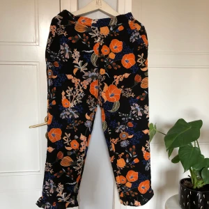 Mönstrade byxor Monki höst  - Fint skick! Skickas mot frakt eller möts upp i Stockholm