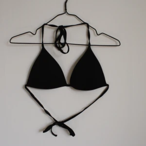 Bikini small - Svart bikini från hm, har inbyggd vaddering 