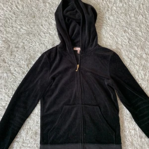 Juicy Couture tröja - Relativt oanvänd tröja från Juicy Couture. Svart i färgen med deltaljrik rygg och dragkedja fram. Åtsittande passform.
