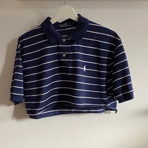 croppad polotröja - croppad vintage pikétröja från ralph lauren, köpt på beyond retro. strl. L