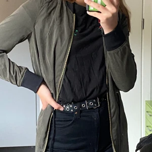 Höst/vår jacka  - Väldigt fin i passform och är fortfarande i fint sick. Det står att det är i storlek 36 men den är lite större 