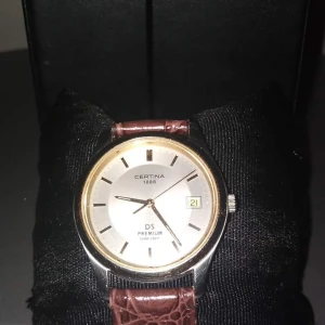 Certina DS Premum  - Varumärke :Certina DS Premum  Armbandsmaterial:  läderarmband  Armbandsbredd: 20mm Urverk: Quartz Datumvisning:Ja Boettfärg: Silver PRIS :1000KR