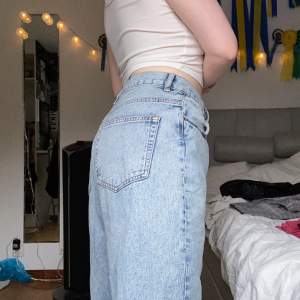Sååå snygga jeans från BikBok. Säljer då de tyvärr blivit förstora. Fint skick. Storlek L. Köpare betalar frakt!