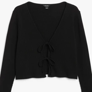 Kofta från Monki - Säljer den här fina koftan från Monki då den tyvärr inte kommer till användning 🖤 Nästan helt oanvänd 