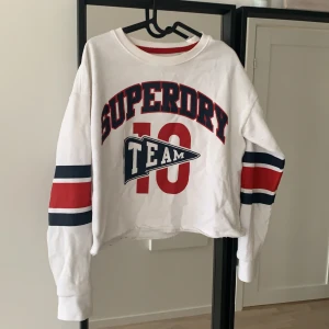 White crew  - En vit Superdry crew snygg och ha till blå jeans ! Har en sliten look ! 