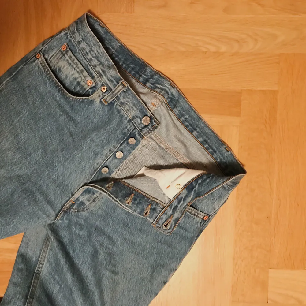 Säljer mina älskade 501or pga blivit för stora. Passar 38-42 beroende på hur tight man vill att de ska sitta. Knappgylf. Kan fraktas eller mötas upp! ✨. Jeans & Byxor.