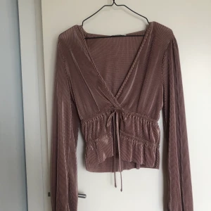 Tröja från zara - Oanvänd tröja från zara, band i midja, pris 50kr, storlek m