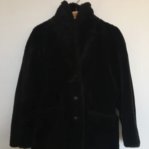 1990s MÖRKBRUN FUSKPÄLSJACKA 🤎 - Mörkbrun 1990s höstkappa i fuskpäls med stora dekorativa knappar. Perfekt till hösten! Uppskattningsvis storlek M. Extremt svårt att få till bra bilder i höstmörkret men den är verkligen superfin. 150 kr plus porto. 🤎