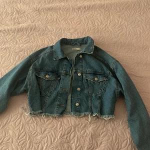 Cropped jeans jacka - Väldigt fin jacka, ej använd, perfekt för hösten. Ordinarie pris:450kr 