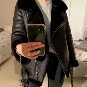 Biker jacka - Klassisk Bikerjacka från Zara, inköpt förra året men väldigt sparsamt använd. Inga defekter, alltså väldigt bra skick. Kostade 1000kr ny!