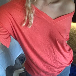 Glittrig volangtopp - T-shirt med volangärmar i den fiiinaste korallfärgen med glitter i och är utav det absolut skönaste materialet❤️💗🤚 knappt använd och lite stor i storleken