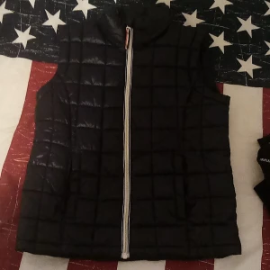 Väst mörkblå - Säljer en väst färg mörkblå fin skick inga skador. 