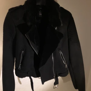 Zara Jacka Svart päls - Svart jacka i mocka från Zara, strl S men liten i storleken så skulle sagt XS-S