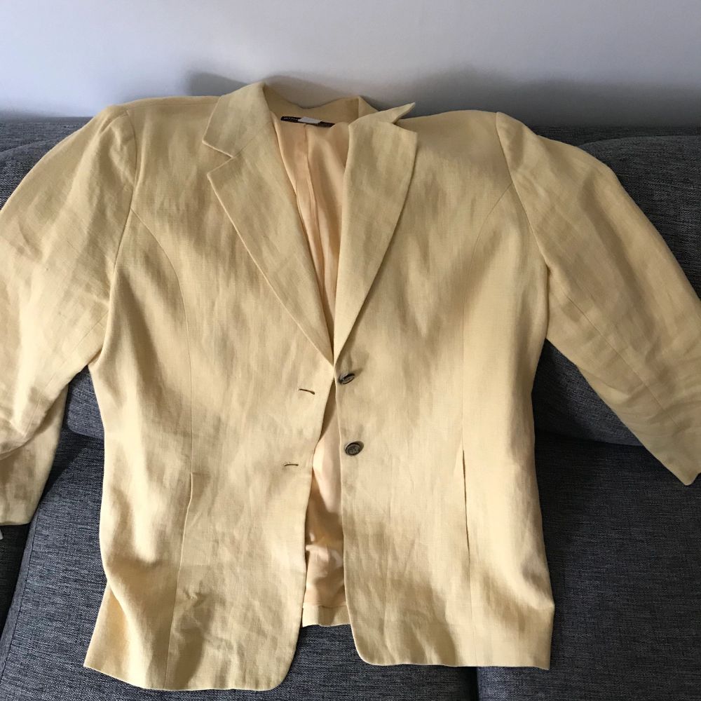 Yellow oversized blazer. Perfect condition XL. 400 + shipping 💞💞. Kostymer.