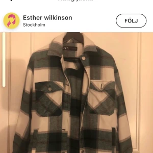 Rutig jacka från zara  - Säljer min rutiga jacka från zara, andvänd 1 gång ute. Är som ny skick (GRÖN) 💚, köparen står för frakt. Bild tagen från mitt gamla konto 💕💕💕 buda 350kr så får du köpa direkt . Bud är just nu:240