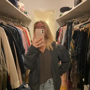 Grå flanell skjorta - Skitsnygg grå/svart flanellskjorta, köpt second hand i strl L. Säljer för 100, köparen står för frakten, möts annars upp i Sthlm💋