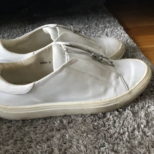 Skor med dragkedja - Välanvända skor (som nya efter tvättning) från Nelly i storlek 39, imitation av Arigato skor. Tvättar såklart dom innan dom skickas iväg! 