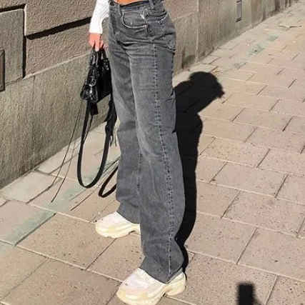Jättefina grå Zara jeans i bra skick i storlek 34. Kan mötas vid gröna linjen annars står köparen för frakt.💗😊. Jeans & Byxor.